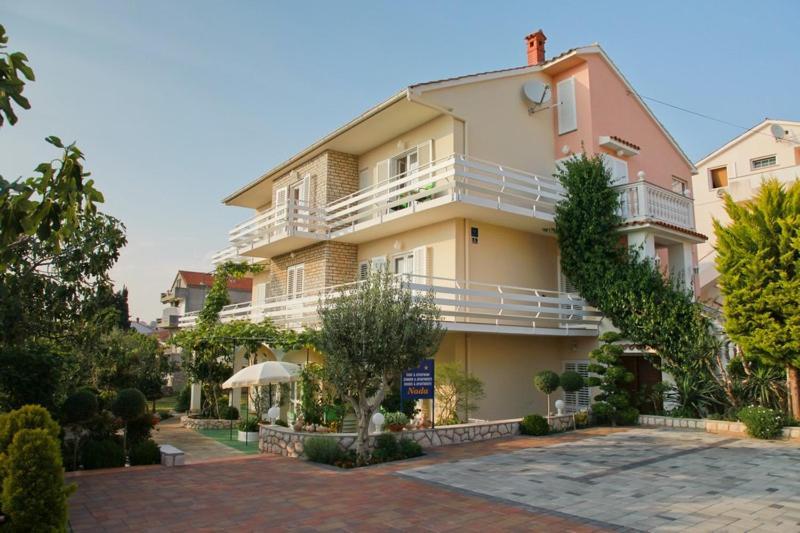 F• R• I• E• N• D• S• Bed and Breakfast Novalja Exteriör bild