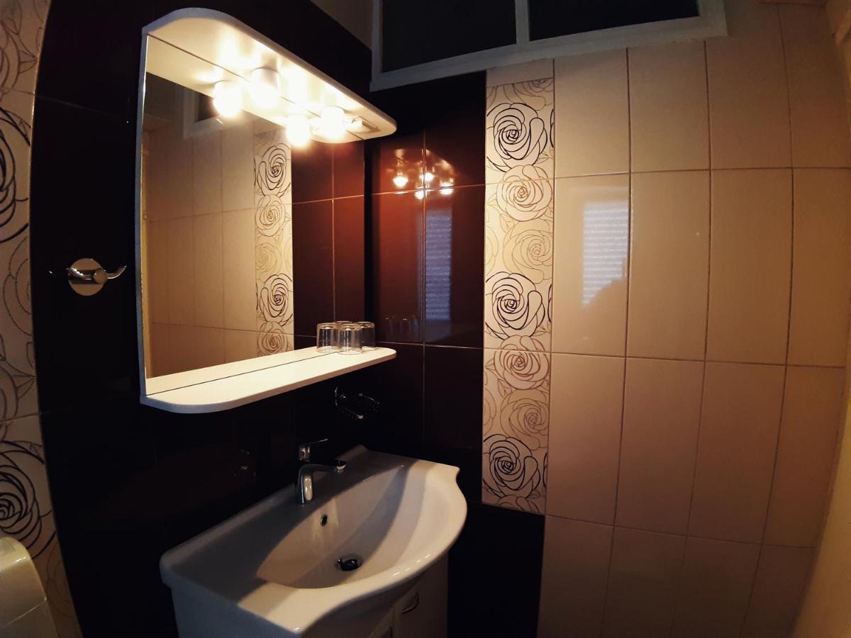 F• R• I• E• N• D• S• Bed and Breakfast Novalja Exteriör bild