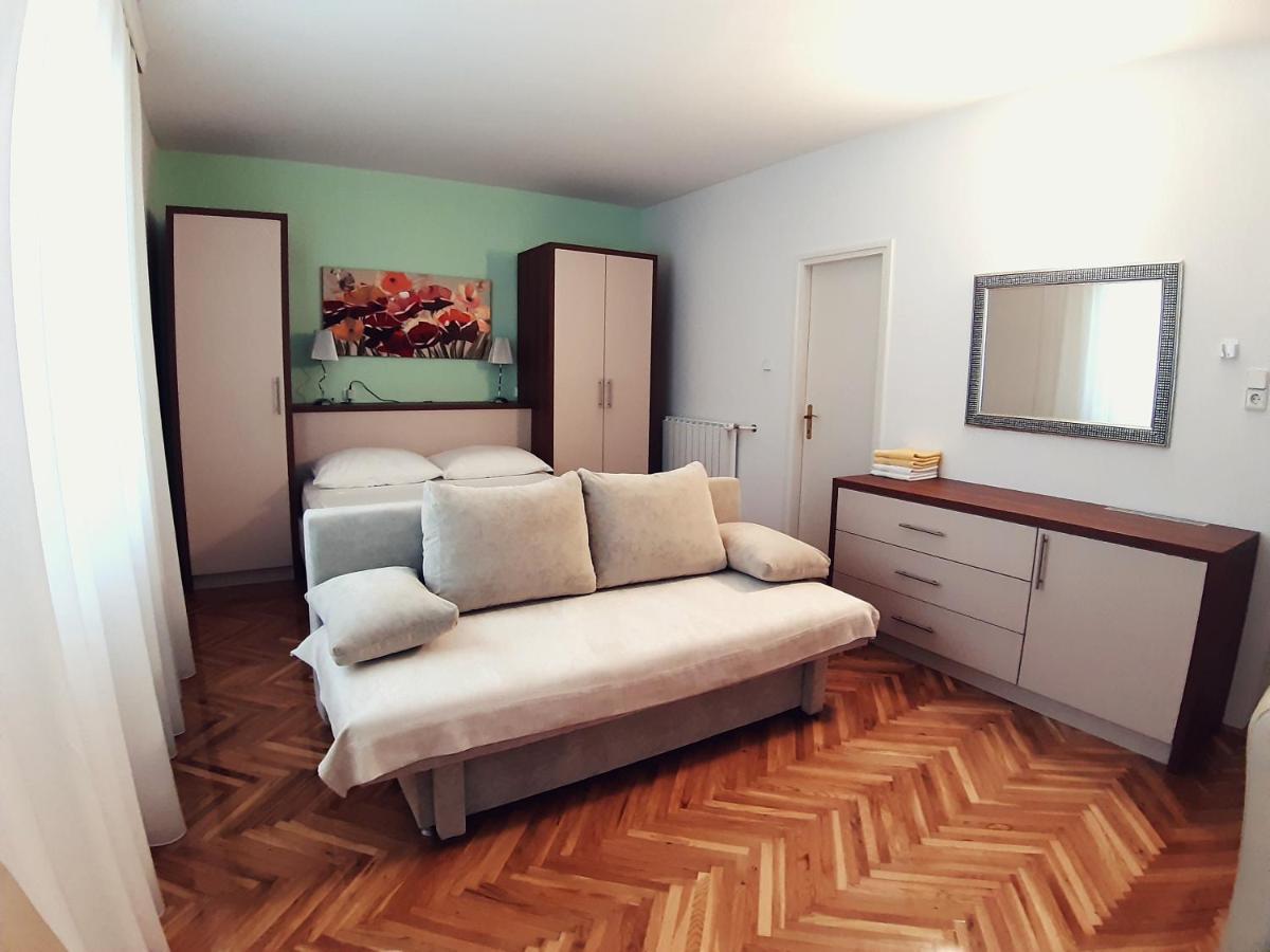 F• R• I• E• N• D• S• Bed and Breakfast Novalja Exteriör bild