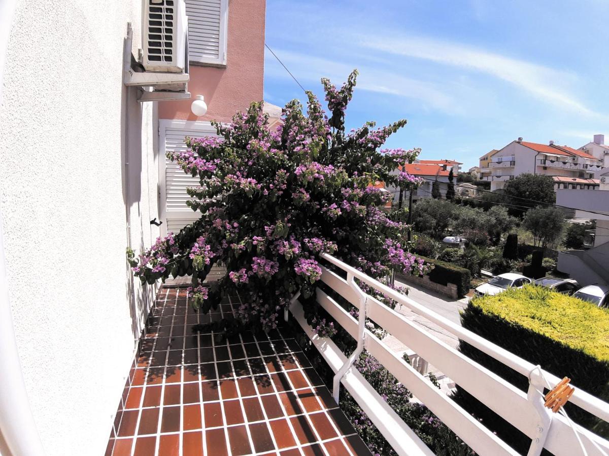 F• R• I• E• N• D• S• Bed and Breakfast Novalja Exteriör bild