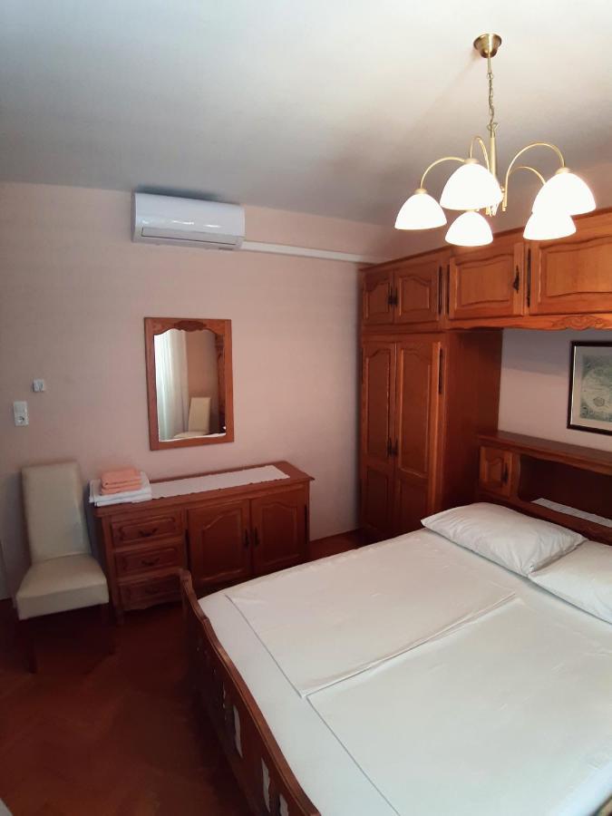 F• R• I• E• N• D• S• Bed and Breakfast Novalja Exteriör bild