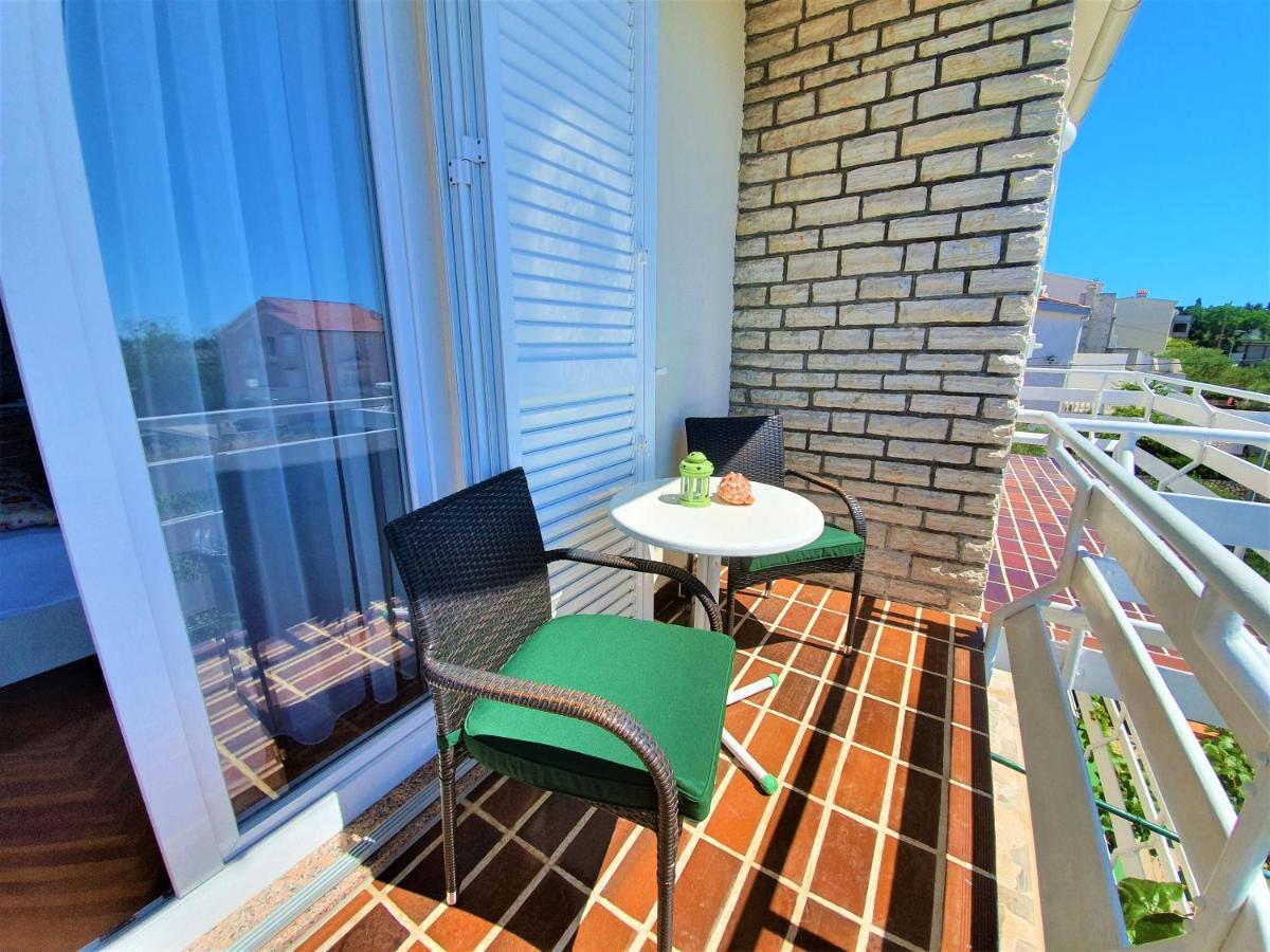 F• R• I• E• N• D• S• Bed and Breakfast Novalja Exteriör bild