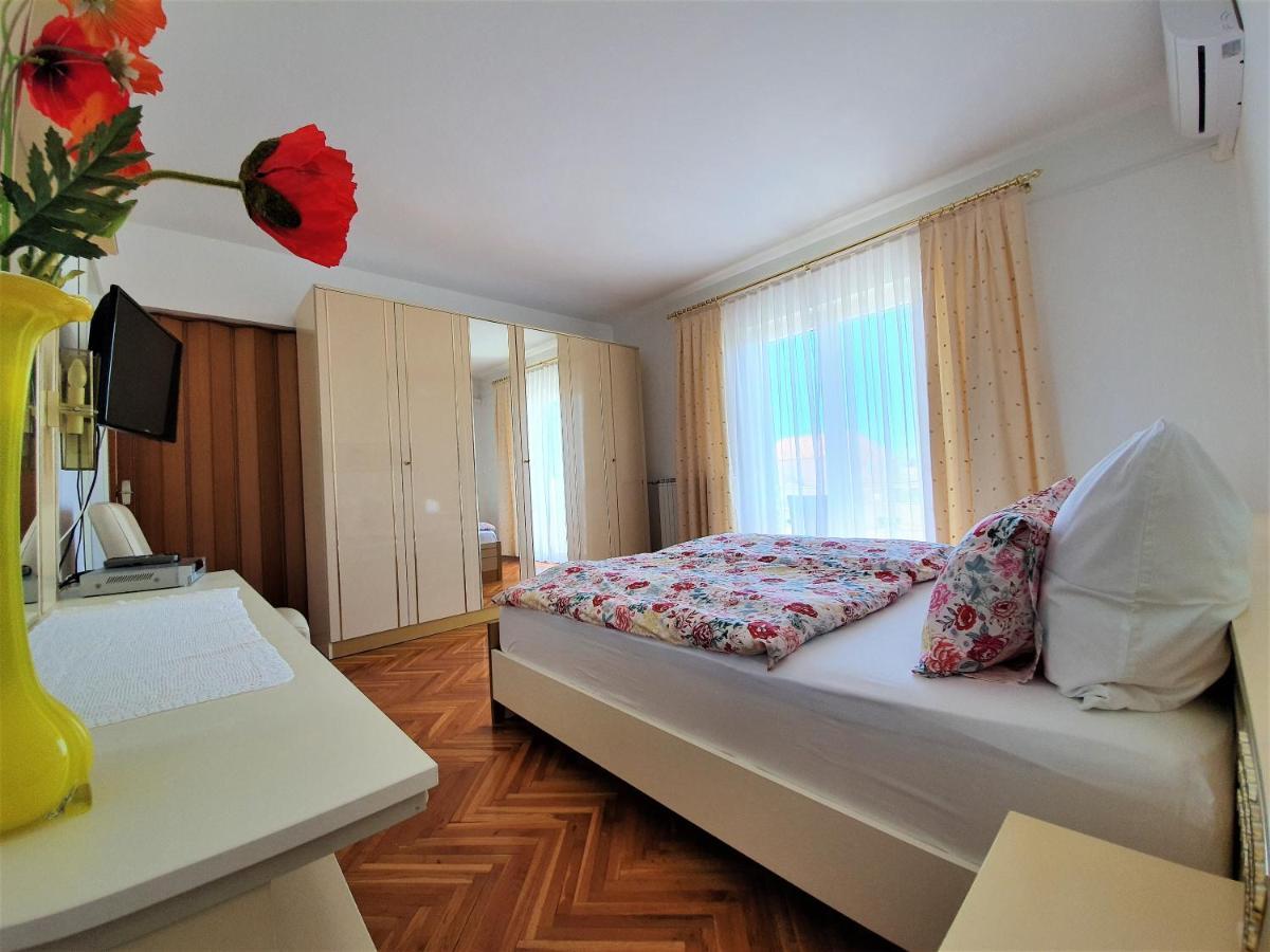 F• R• I• E• N• D• S• Bed and Breakfast Novalja Exteriör bild