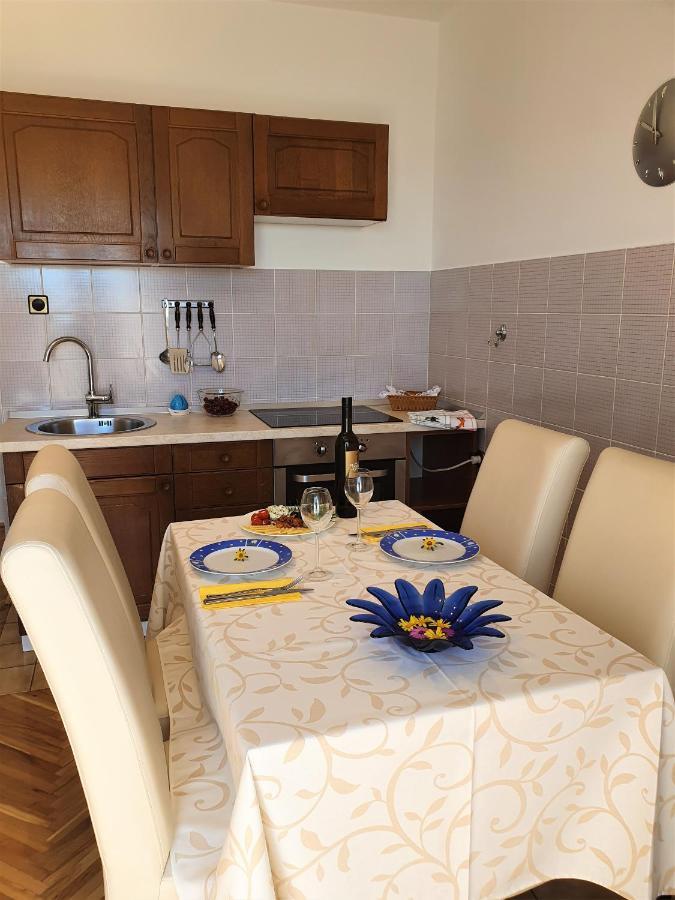 F• R• I• E• N• D• S• Bed and Breakfast Novalja Exteriör bild
