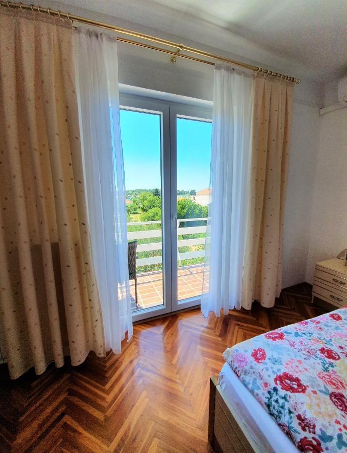 F• R• I• E• N• D• S• Bed and Breakfast Novalja Exteriör bild